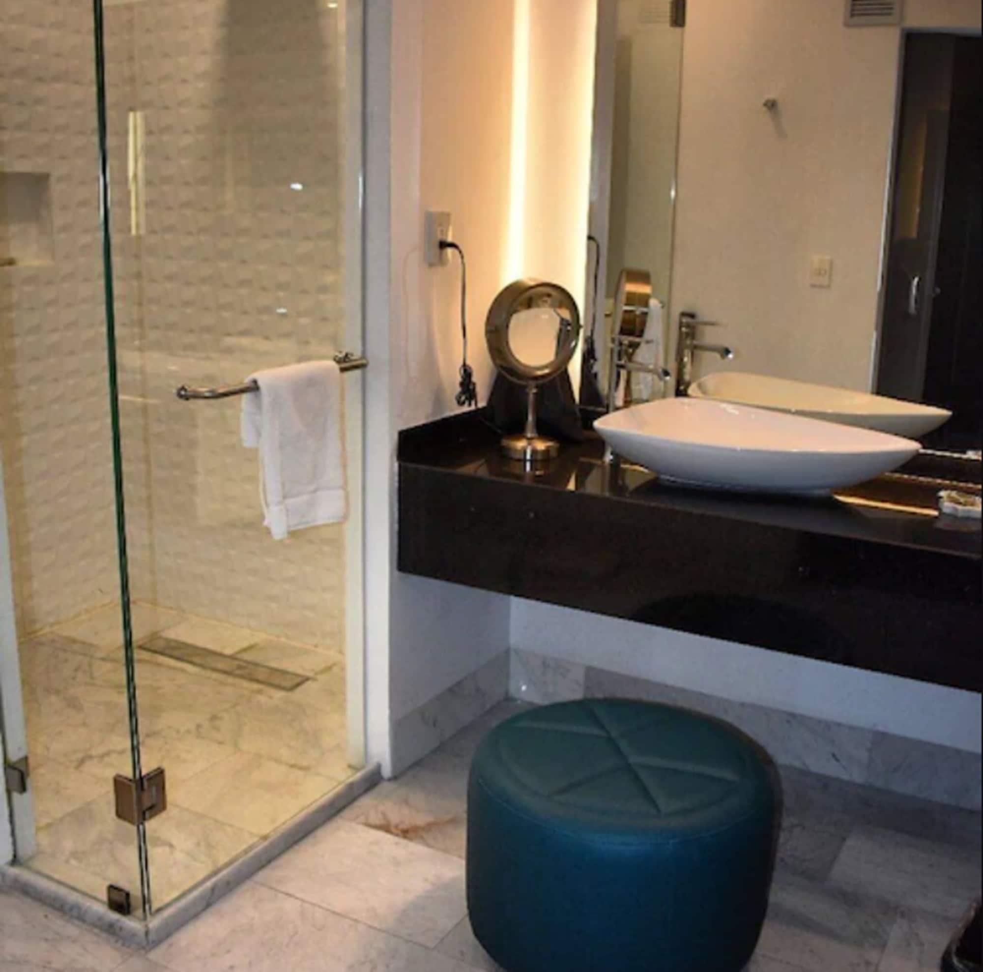 Baruk Guadalajara Hotel De Autor Exteriör bild A bathroom in a hotel