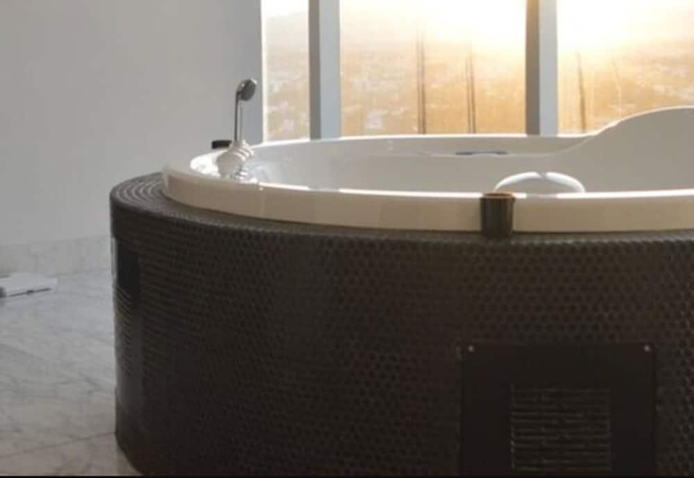 Baruk Guadalajara Hotel De Autor Exteriör bild A whirlpool bathtub