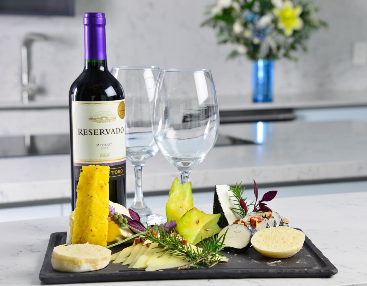 Baruk Guadalajara Hotel De Autor Exteriör bild A wine and cheese pairing