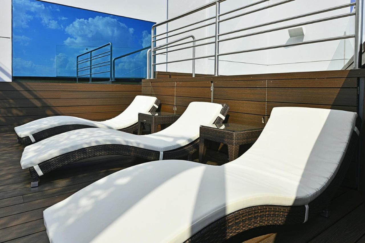 Baruk Guadalajara Hotel De Autor Exteriör bild Sunbathing chairs on the deck of a cruise ship
